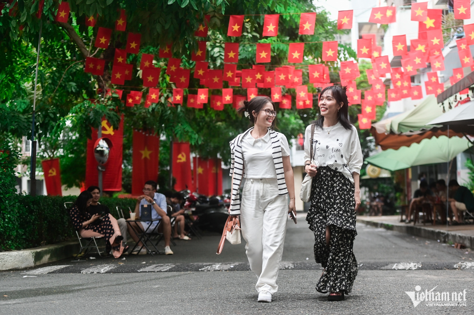 W-cở đỏ nghỉ lễ_.jpg