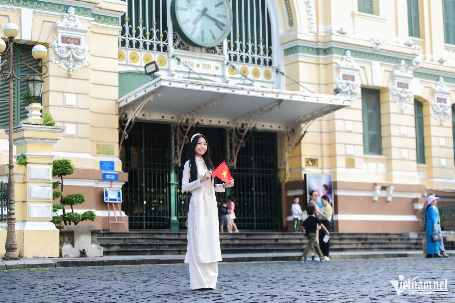 W-cở đỏ nghỉ lễ_ 11.jpg