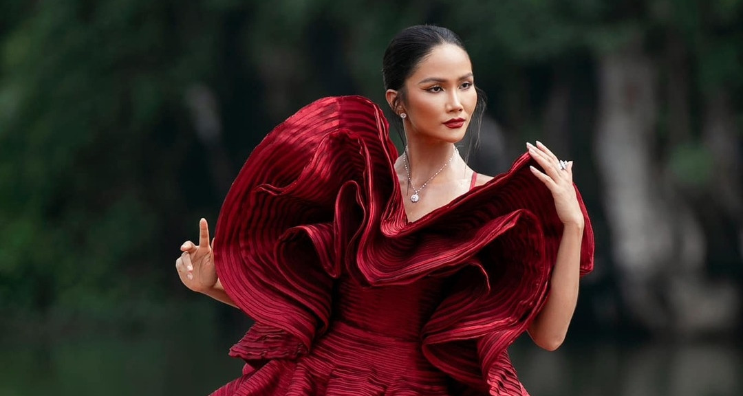 Miss Cosmo 2024 contestants walk fashion show on water in Ninh Binh