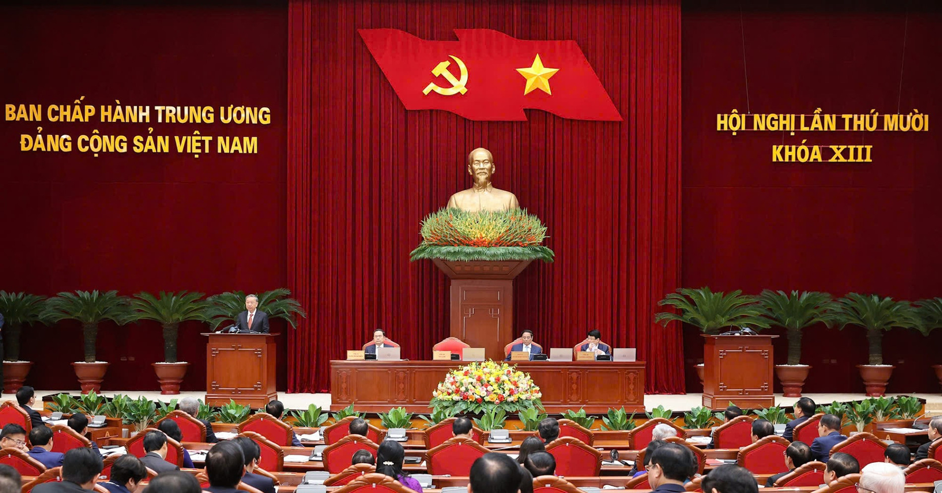 Party Central Committee introduces personnel for 14th Politburo and Secretariat