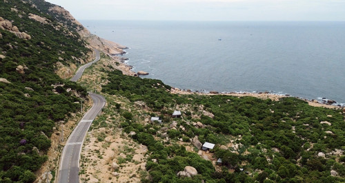 Search underway as tourist falls into sea while taking photos in Ninh Thuan