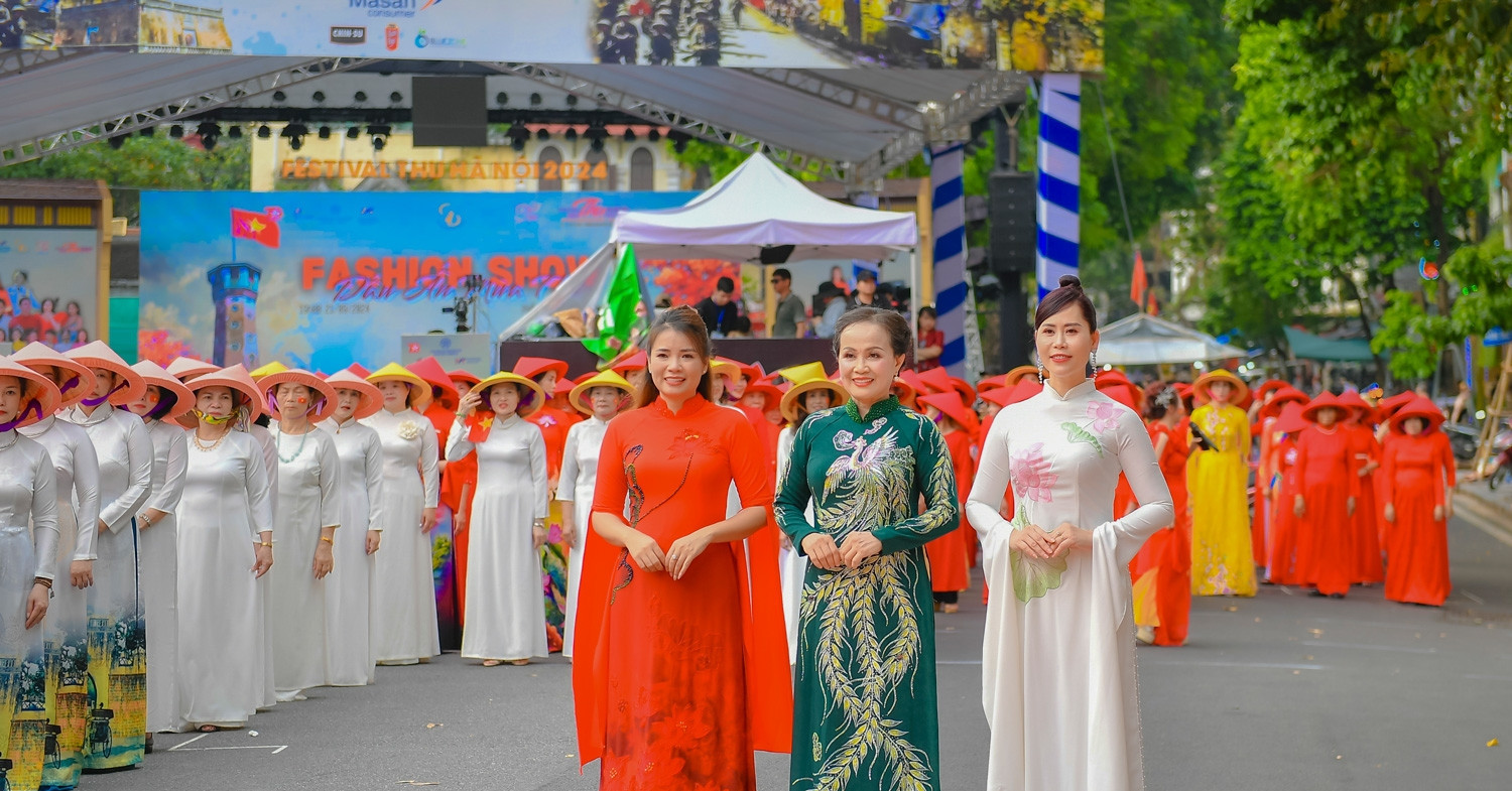700 women set ao dai record, supporting flood victims at Hanoi Festival