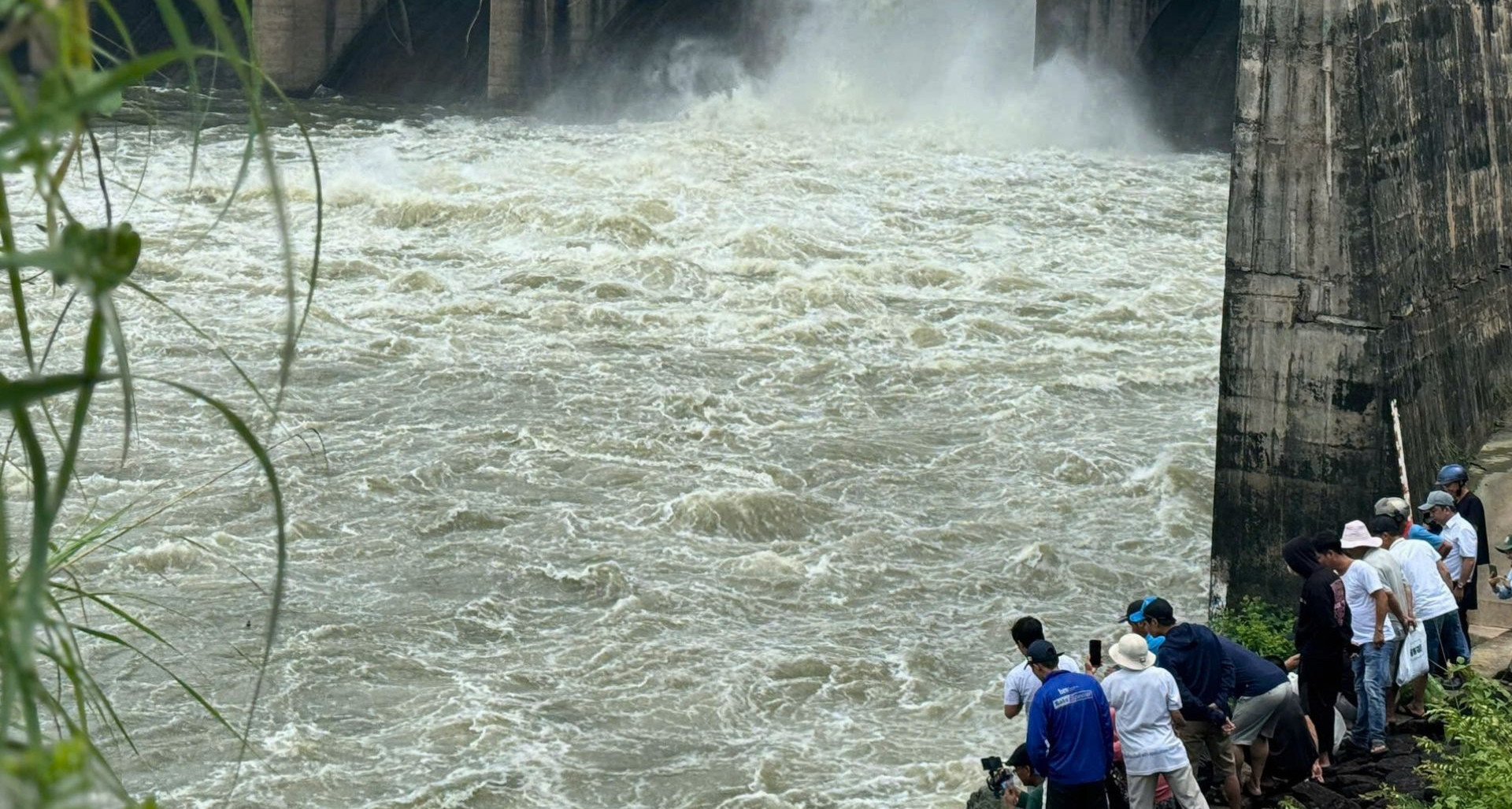 Curious onlookers flock to Tri An Dam flood release despite risks