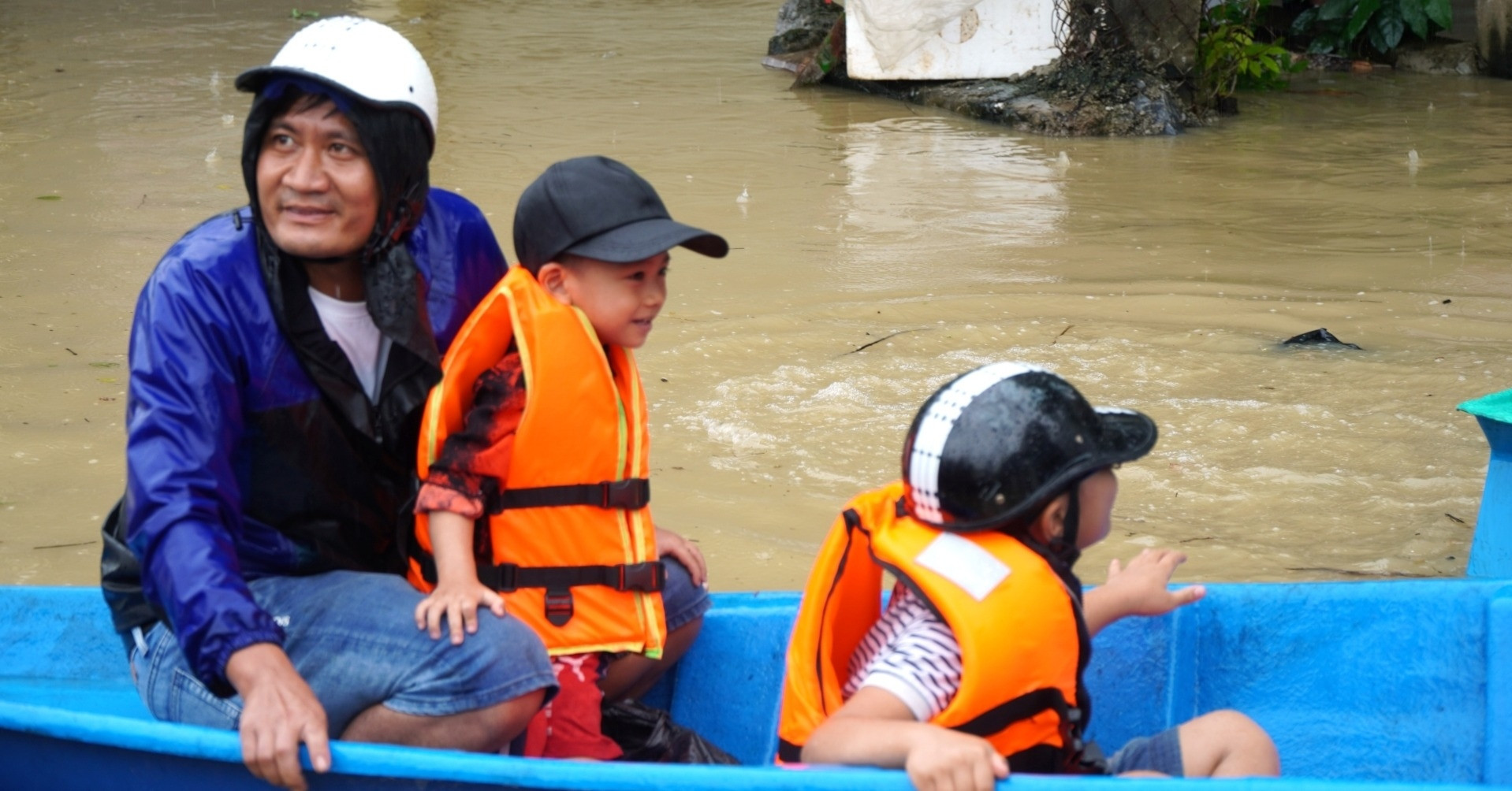 Flooding forces 3,000 students in Thanh Hoa to miss school