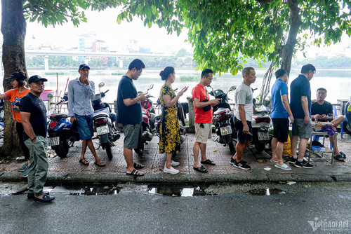 The best pho restaurants in Hanoi are always overcrowded