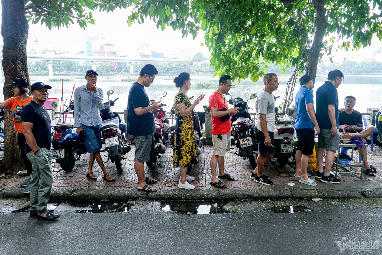 The best pho restaurants in Hanoi are always overcrowded