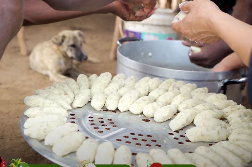 'Sweet potato cocoons': VN team in Africa treats locals to traditional specialty