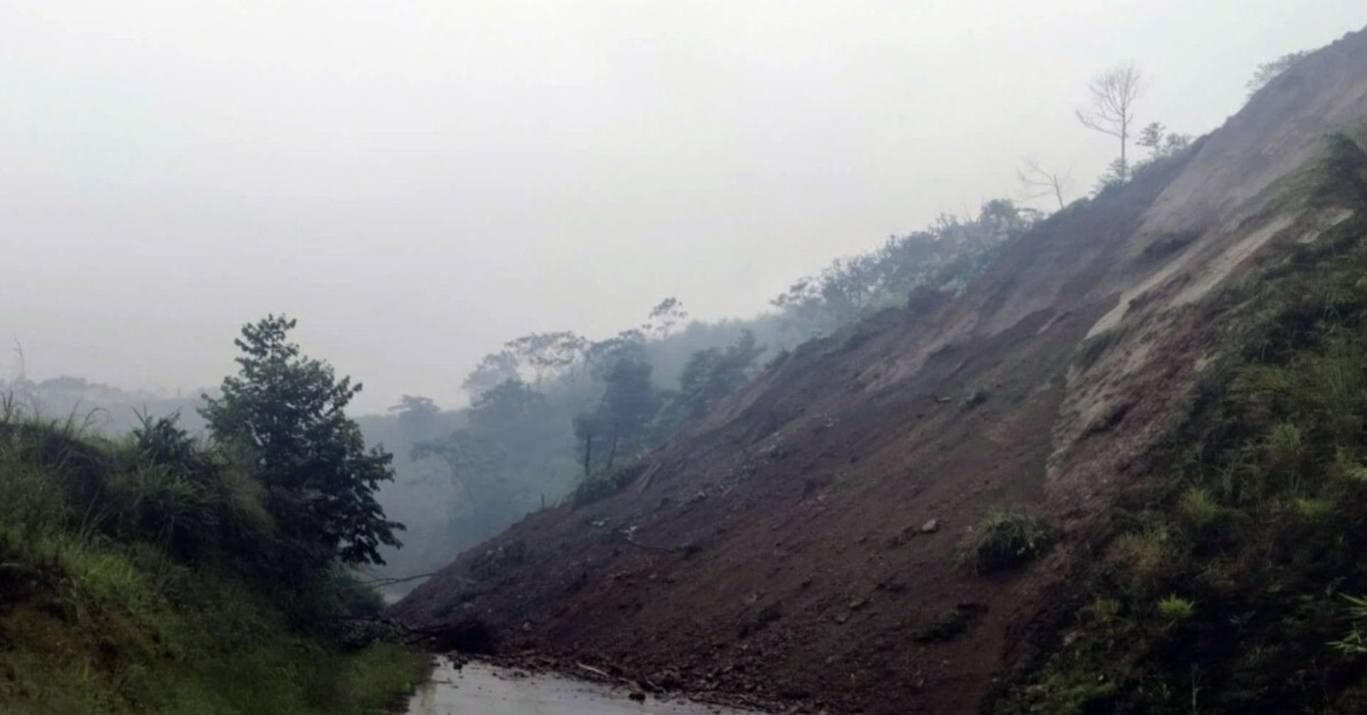 Landslide in Lao Cai: traffic disruption as 60,000cu.m of debris covers road