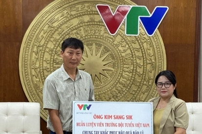 Coach Kim Sang-sik donates VND100 million for Yagi recovery efforts