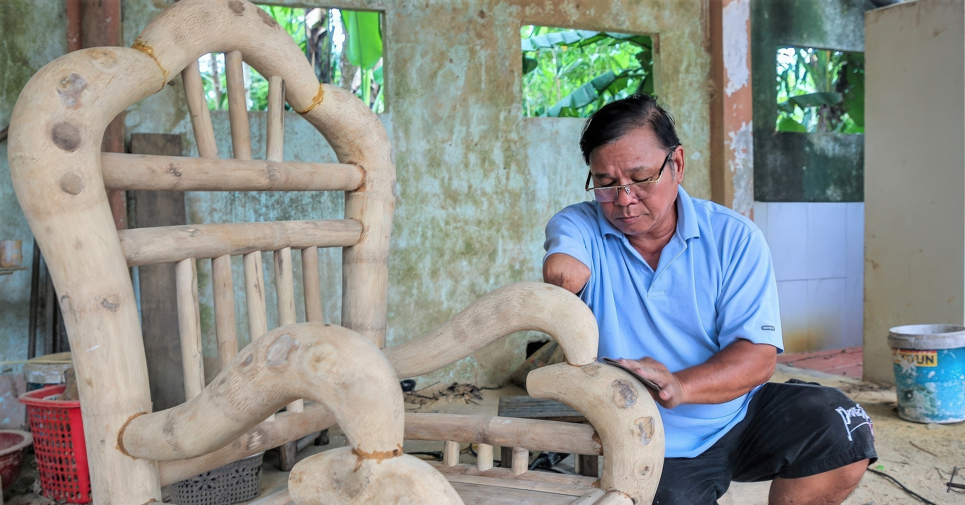 One-armed artist in Quang Nam creates stunning furniture from bamboo roots