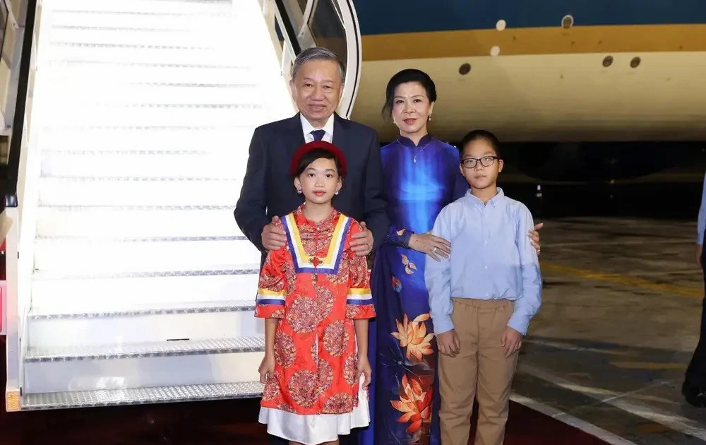 Spouse of Vietnamese top leader visits Vo Thi Thang Primary School in Havana