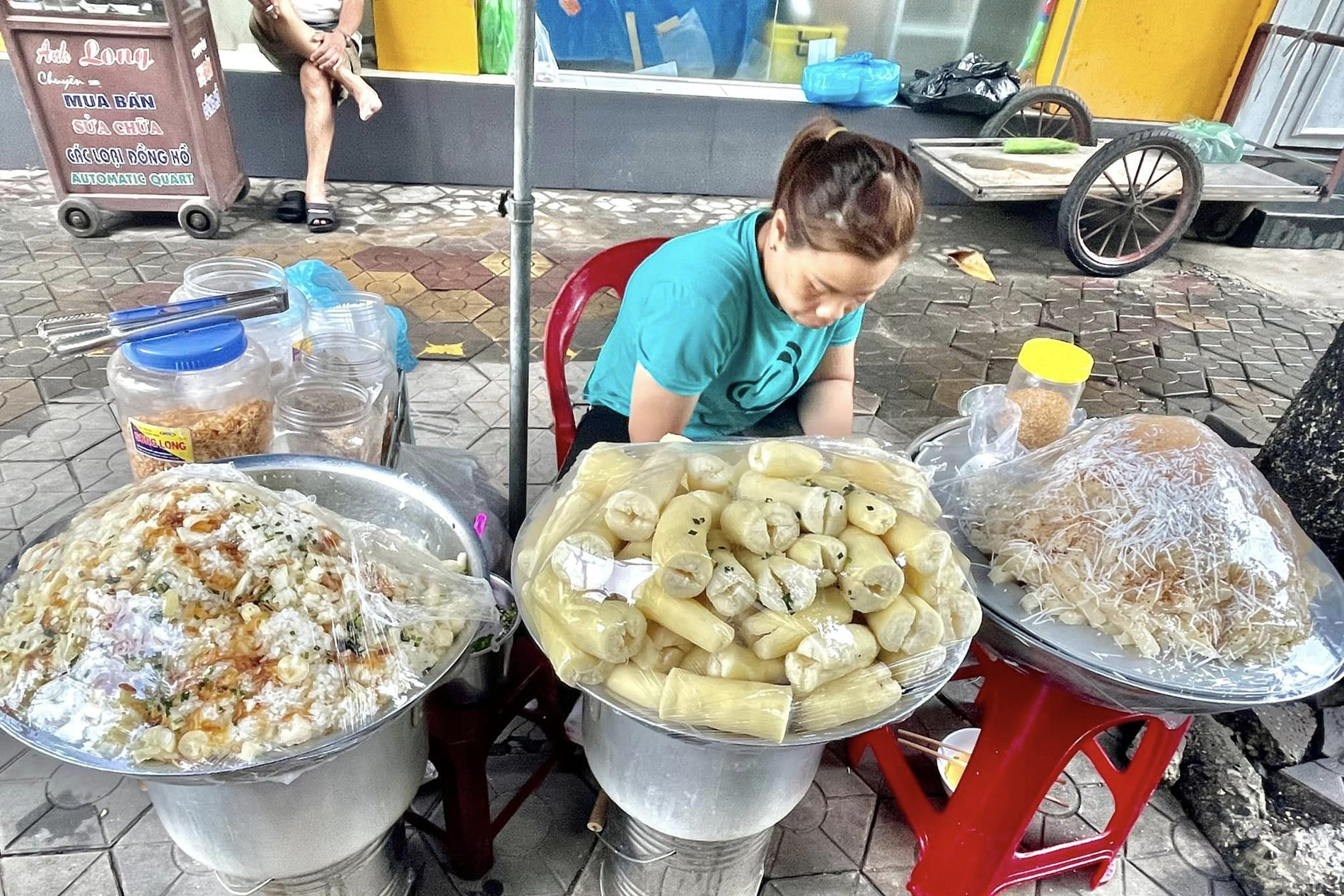 Steamed sticky rice and cassava stall only open several months a year