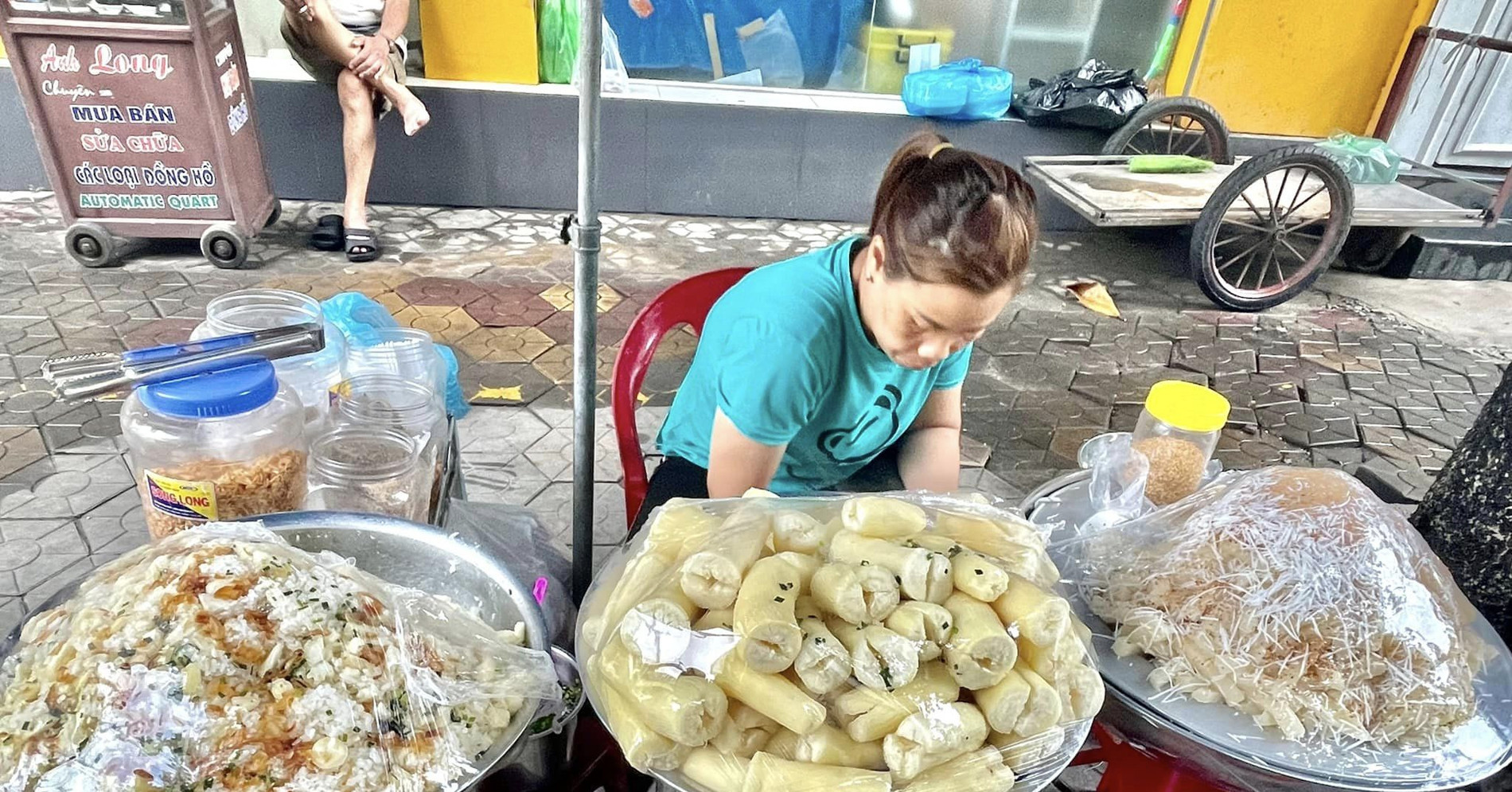 Steamed sticky rice and cassava stall only open several months a year