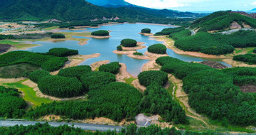 Hoa Trung Lake: Da Nang's healing spot resembling Ha Long Bay