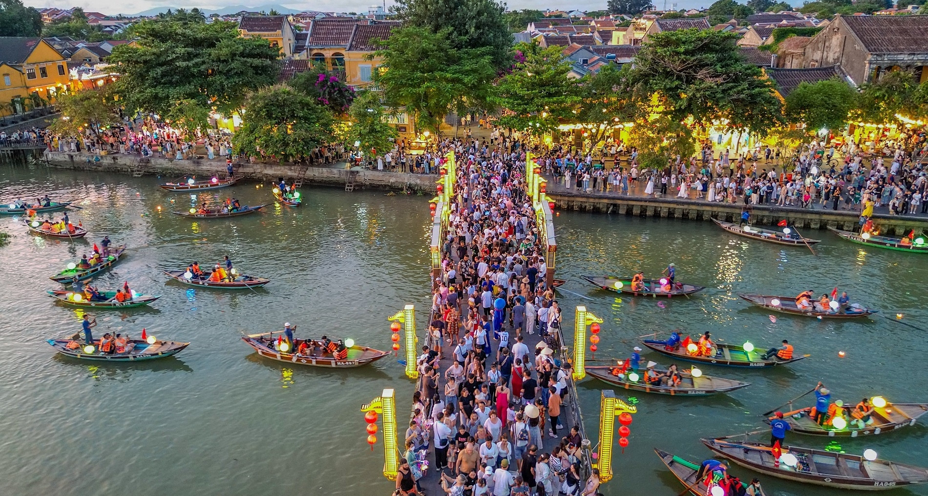 Hoi An’s ancient streets overflow with visitors during long holiday