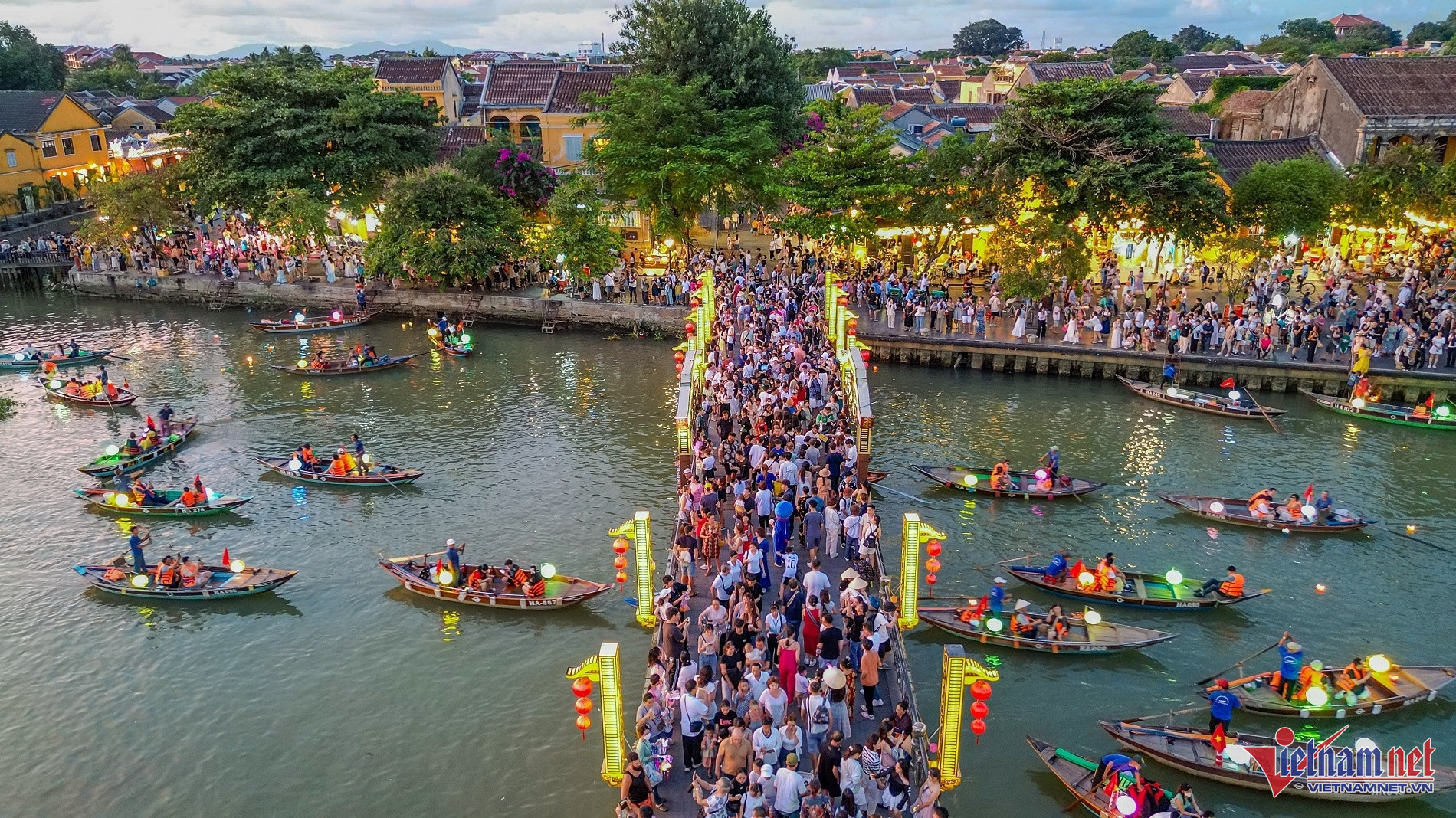 Hoi An’s Ancient Streets Overflow With Visitors During Long Holiday