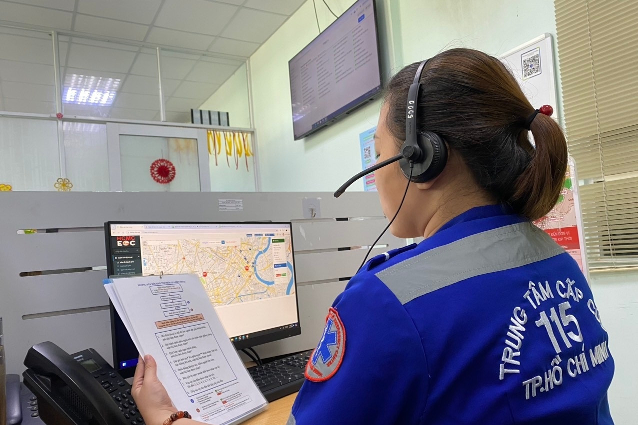 Female 115-service coordinator helps foreign tourist stuck in toilet