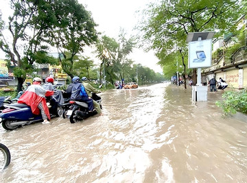 Flooding issues plaguing Hanoi & HCM City cannot be immediately solved