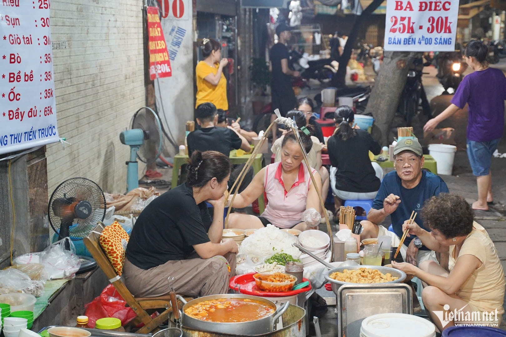 Street stall selling bun rieu serves hundreds of diners nightly in Hanoi