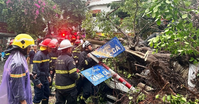 1,500 Hanoi firefighters on duty as storm Yagi causes extensive damage