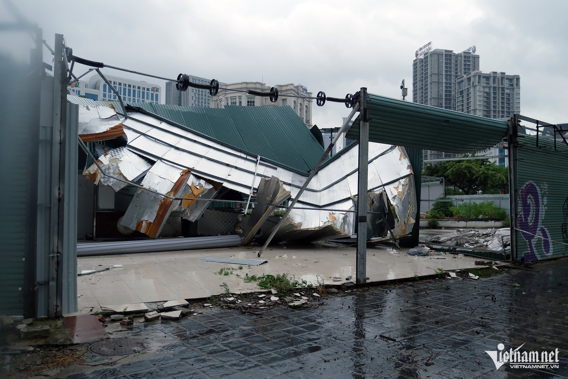 Hanoi battles Typhoon Yagi: Winds knock over cyclists and cause traffic chaos