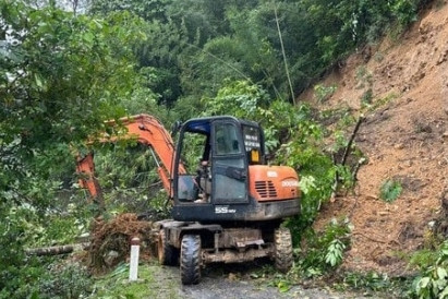 Dozens reported missing as landslide buries passenger bus