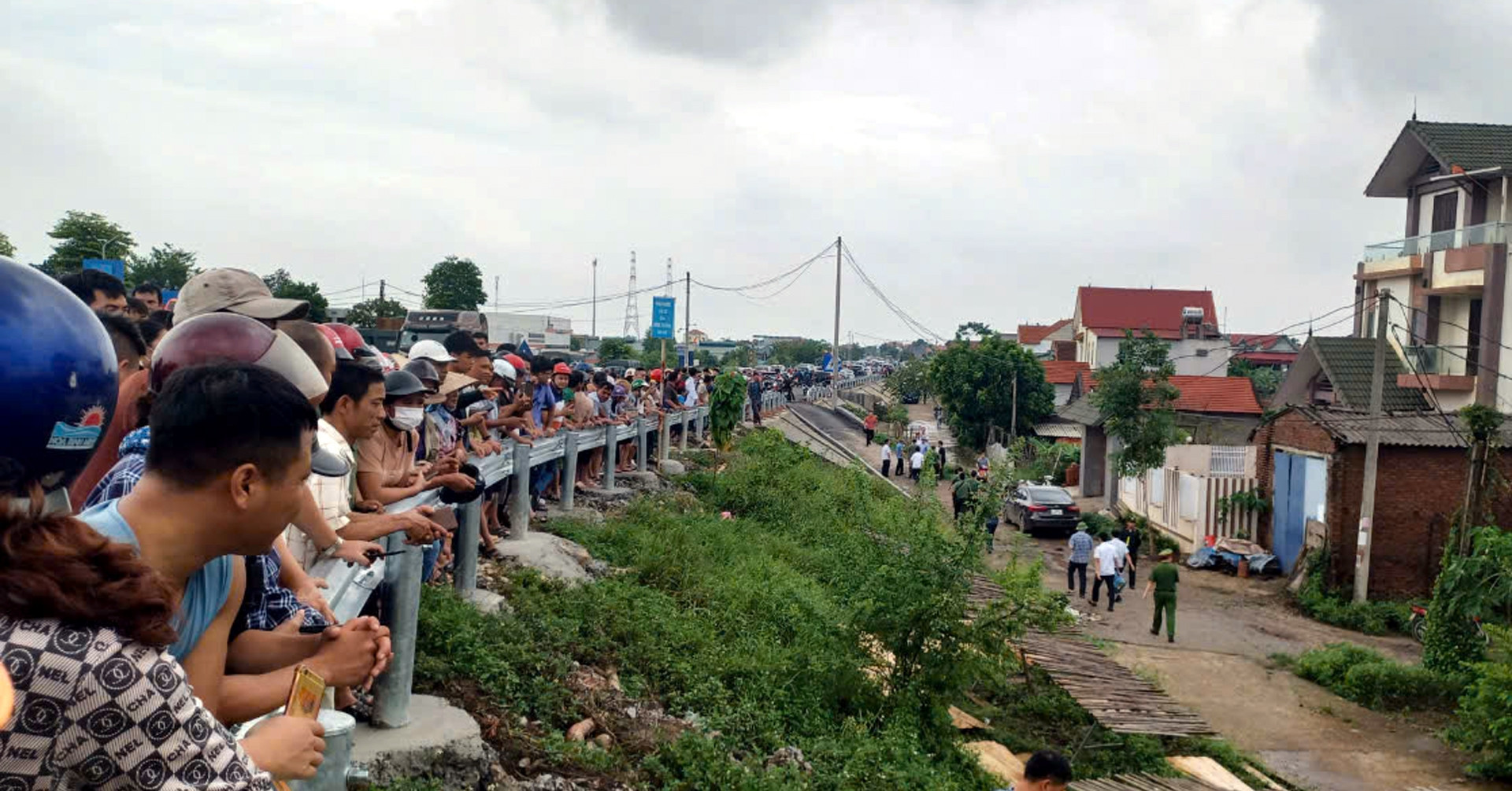 Phu Tho’s Phong Chau Bridge collapses amid floods: rescue operations in progress