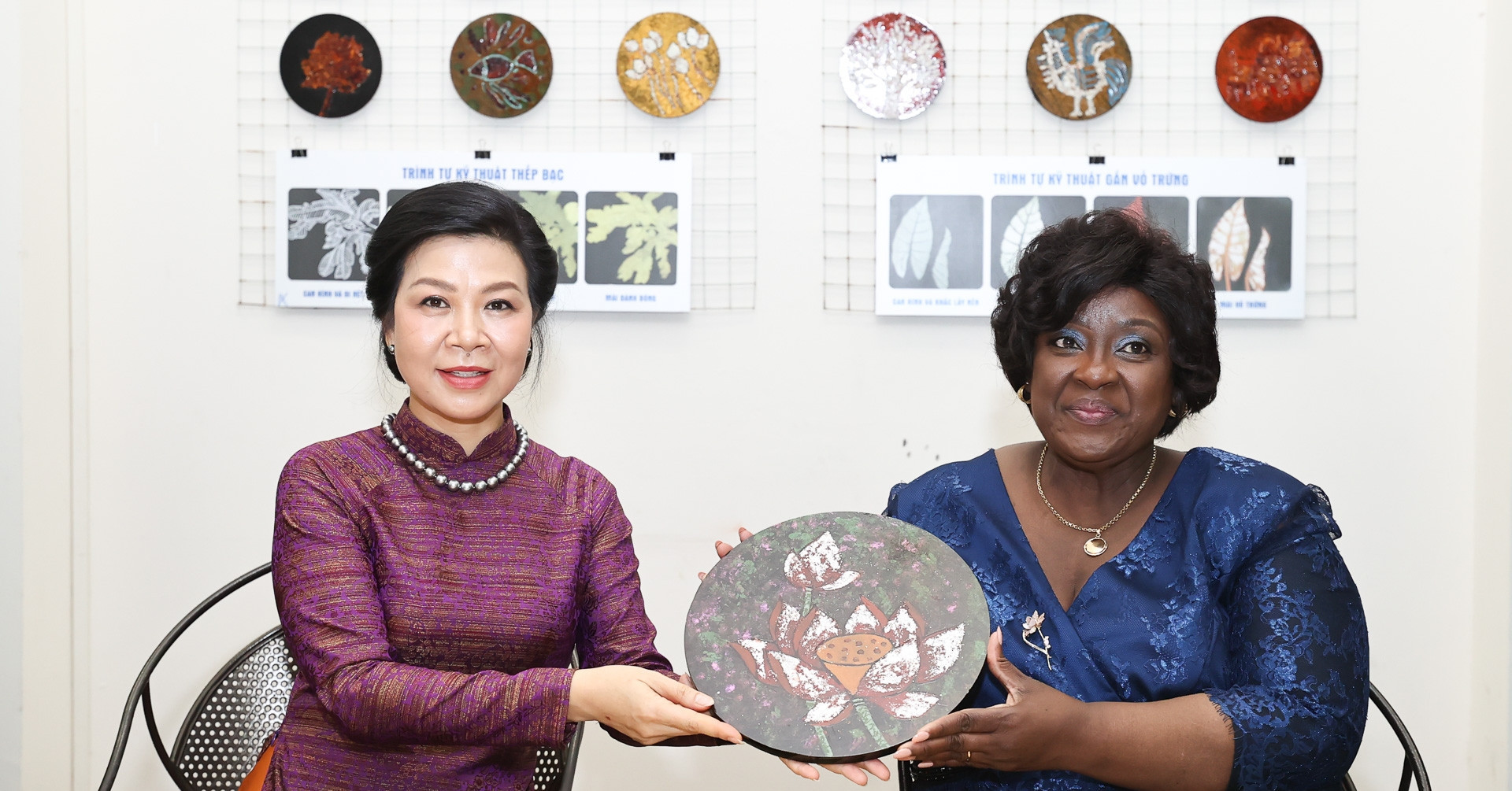 The First Ladies of Vietnam and Mozambique explore Vietnam's traditional crafts