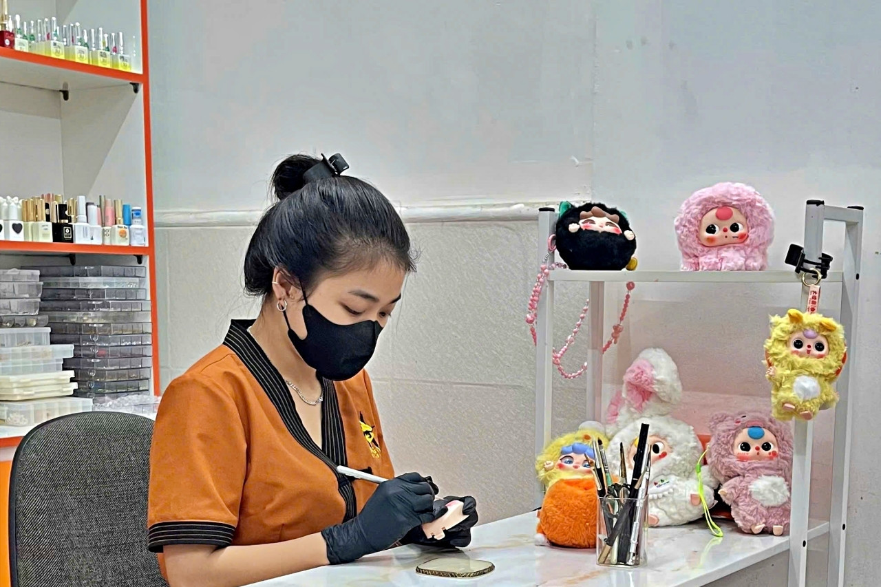 'Fixing up' Baby Three dolls helps HCM City girls earn big money