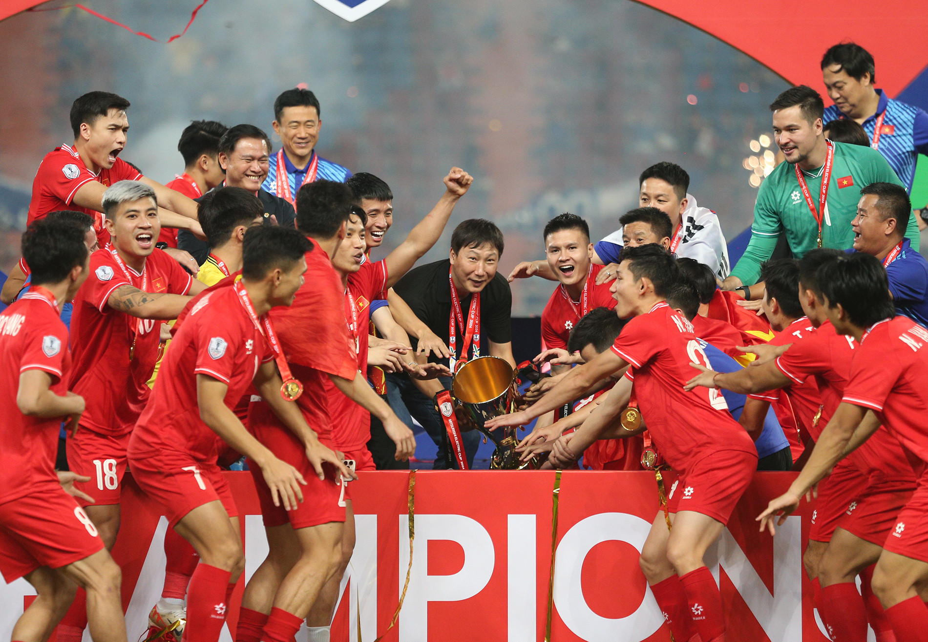 Kim Sang Sik celebrates ASEAN Cup victory, plans Tet return to Vietnam