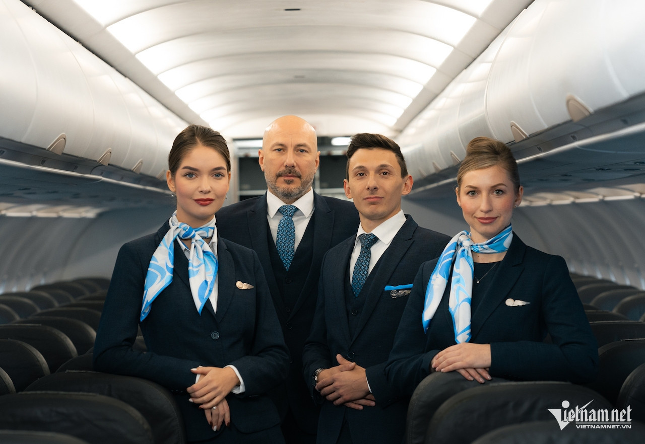 W-Ảnh 3 Trên chuyến bay, hành khách được phục vụ bởi đội ngũ tiếp viên của Vietnam Airlines và tiếp viên quốc tế, với các tiêu chuẩn dịch vụ chuyên nghiệp của hãng.jpg
