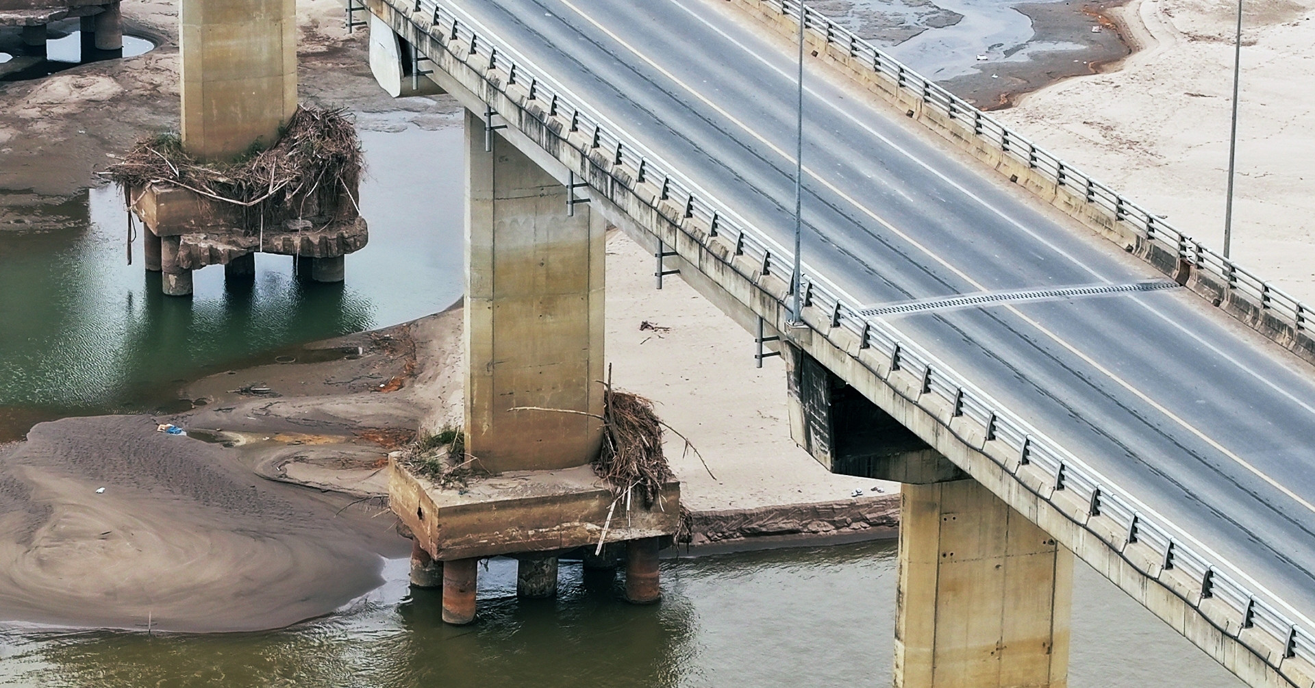 Water levels in Red River drop, uncovering Van Lang Bridge base