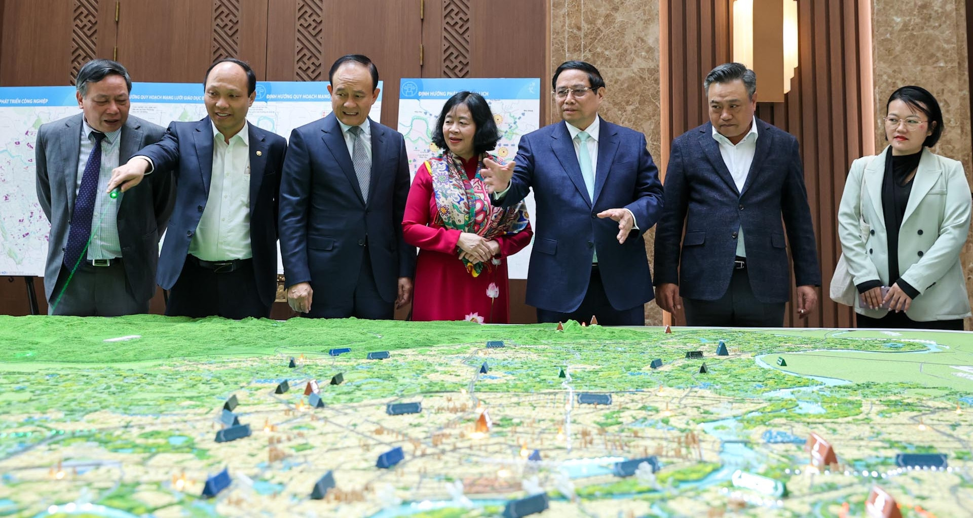 PM calls for urgent action on Hanoi’s environmental and traffic issues