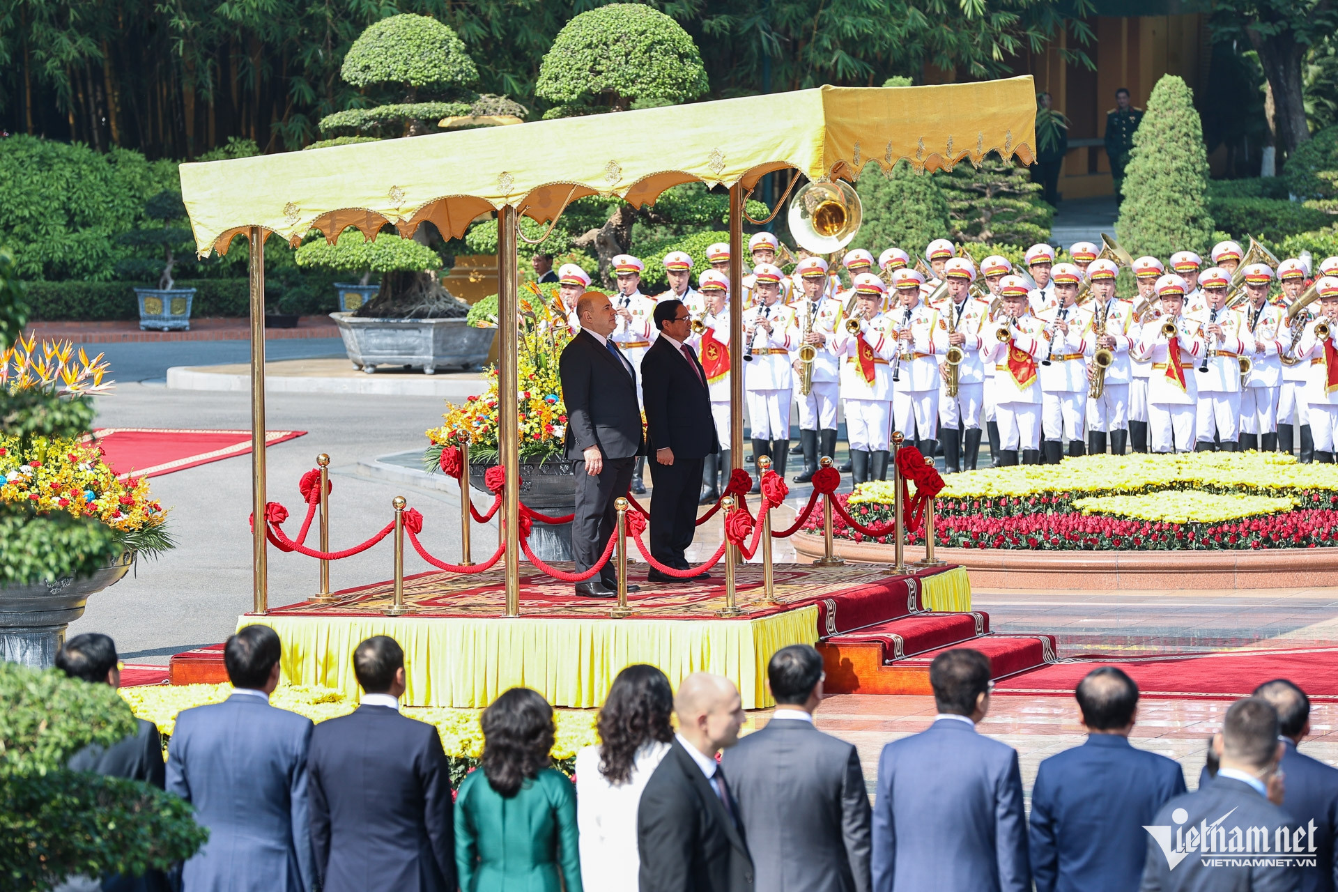 PM hosts official welcome ceremony for visiting Russian counterpart