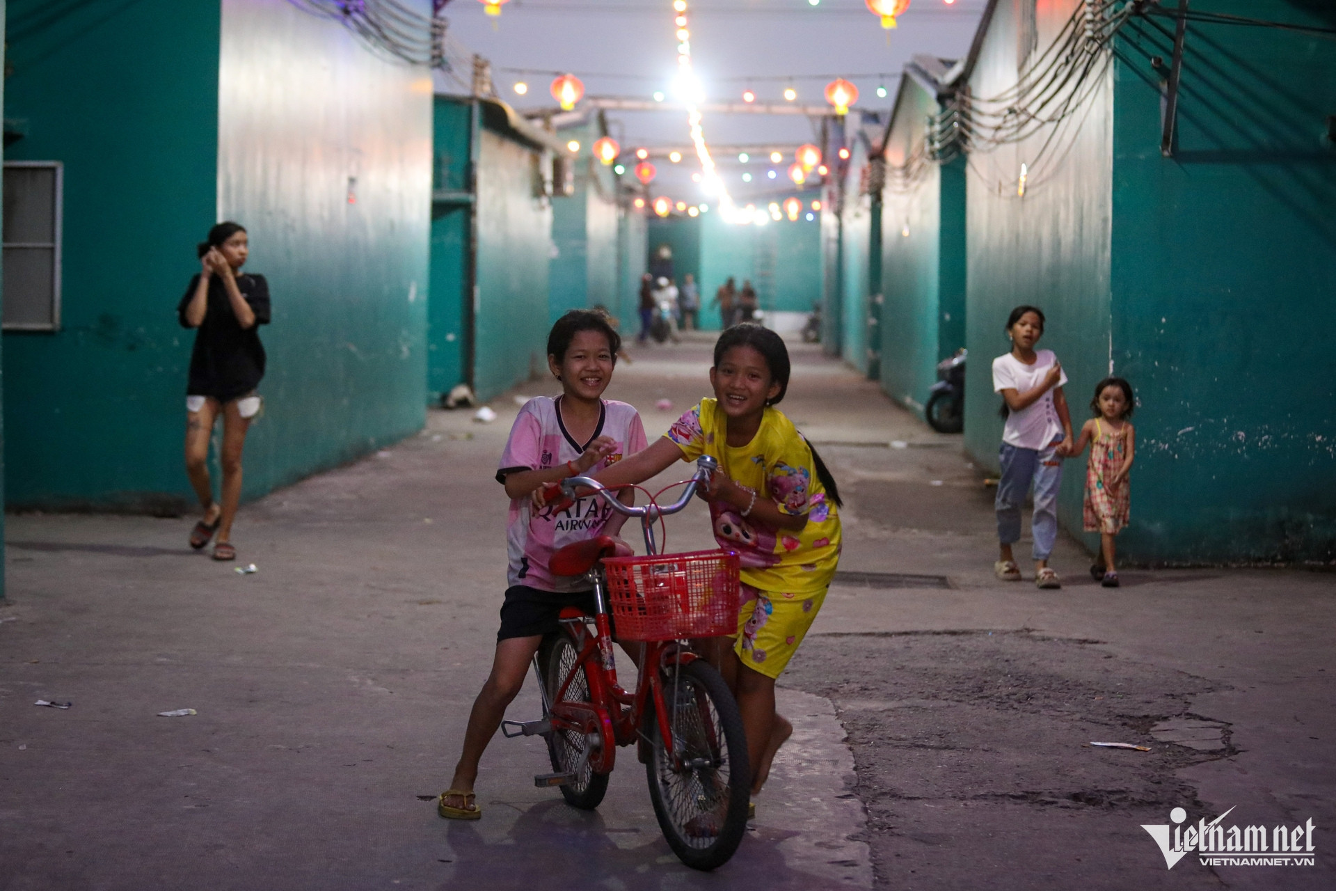 vn workers.jpg11.jpg