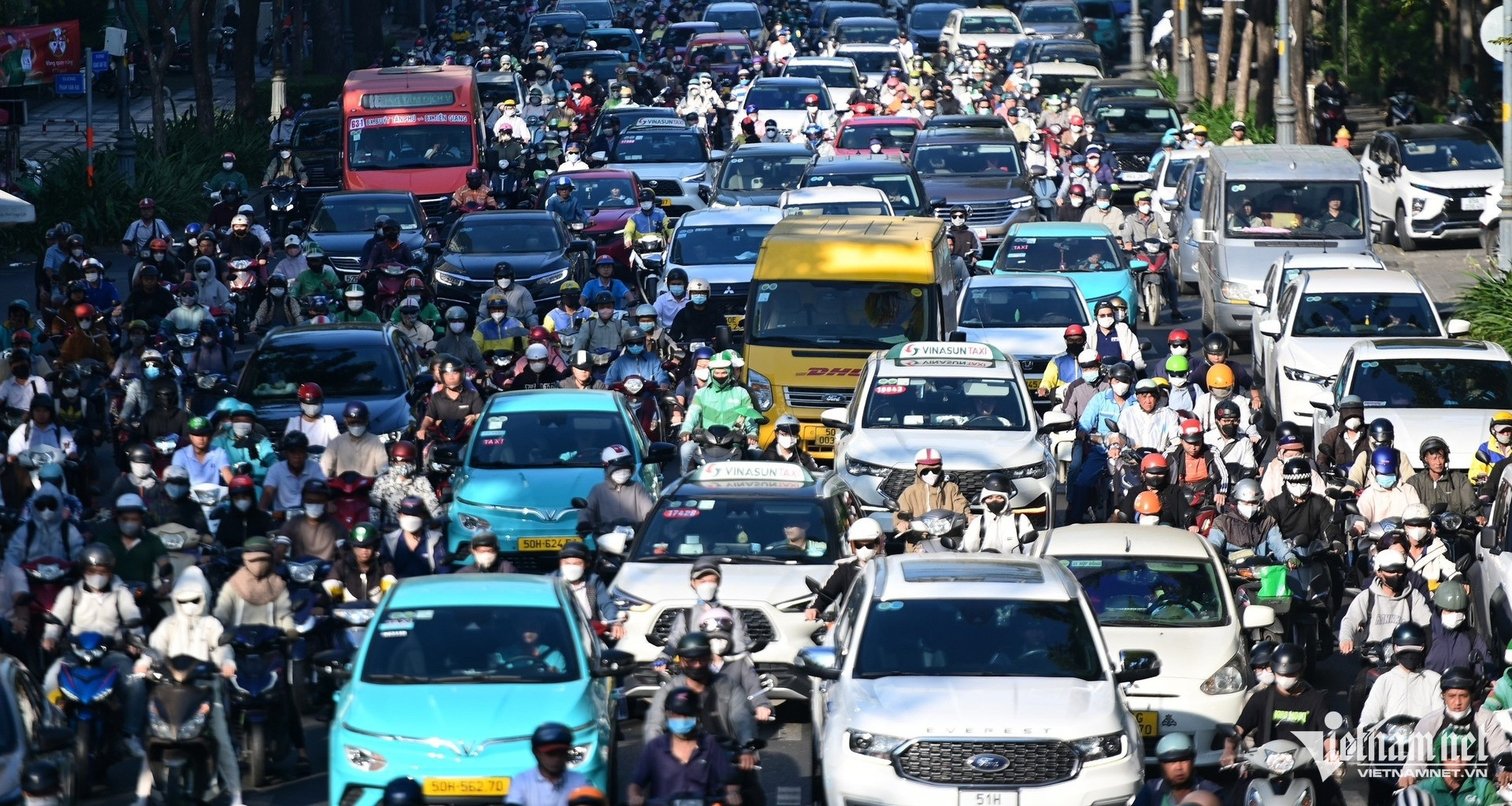 HCMC battles ‘suffocating’ traffic congestion amid new traffic law enforcement