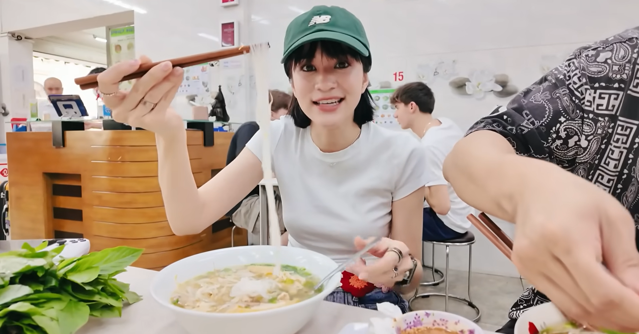 Thai YouTuber experiences the charm of three-generation pho in Ho Chi Minh City