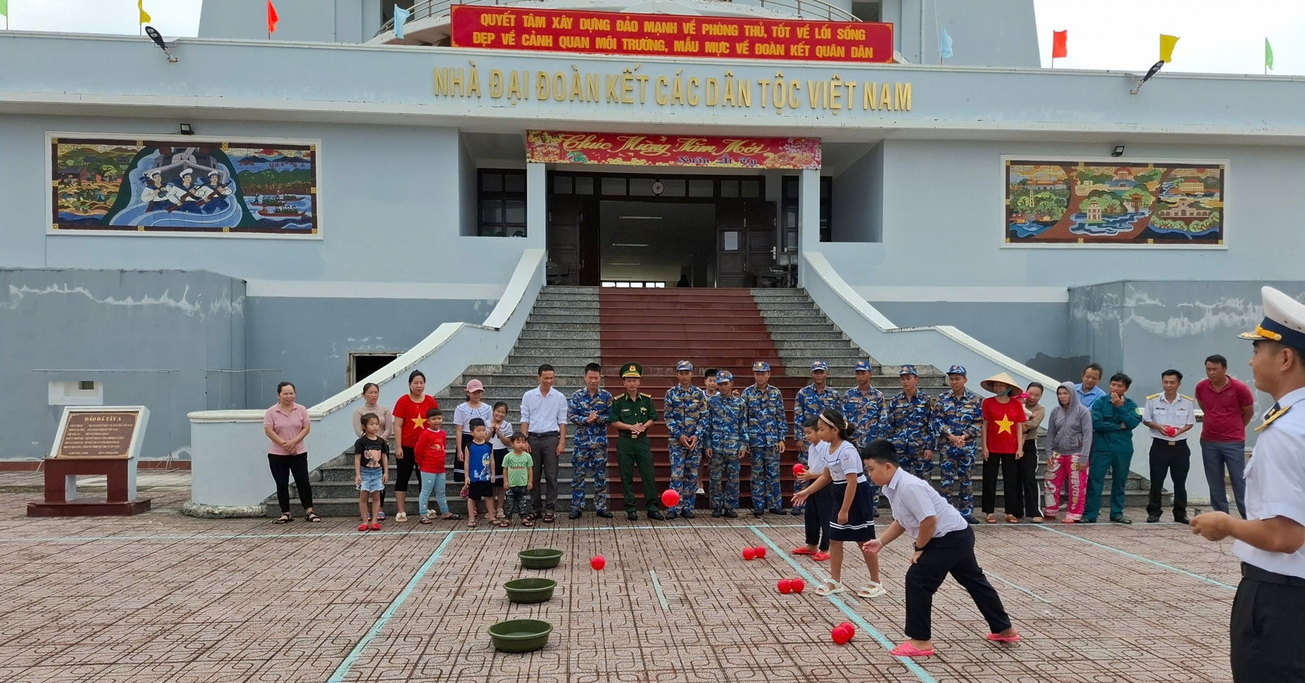 Braving the seas to deliver Tet gifts to Truong Sa soldiers and residents