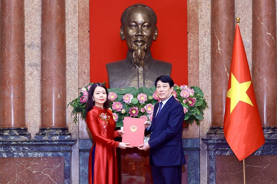 Five Vietnamese officials honored with ambassadorial ranks in 2024