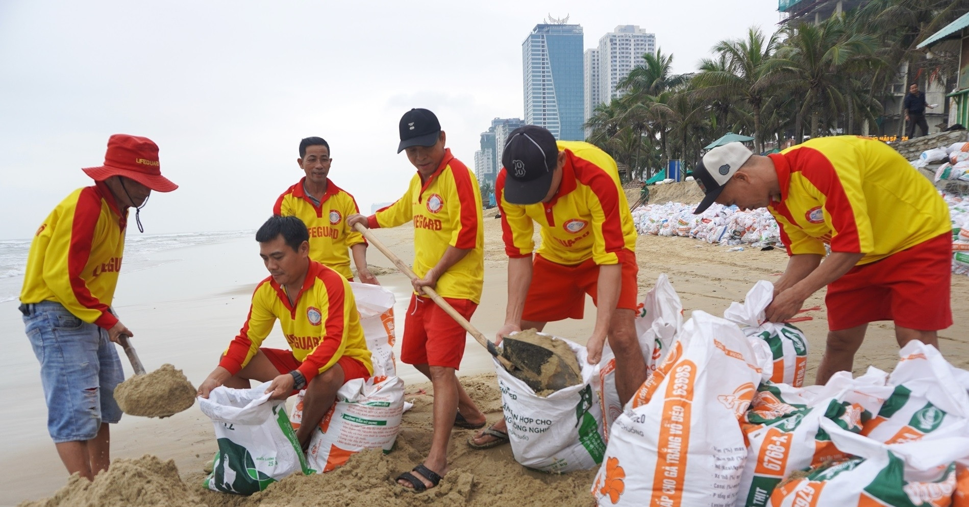 Hundreds rally to protect My Khe Beach, Da Nang’s prized tourist destination