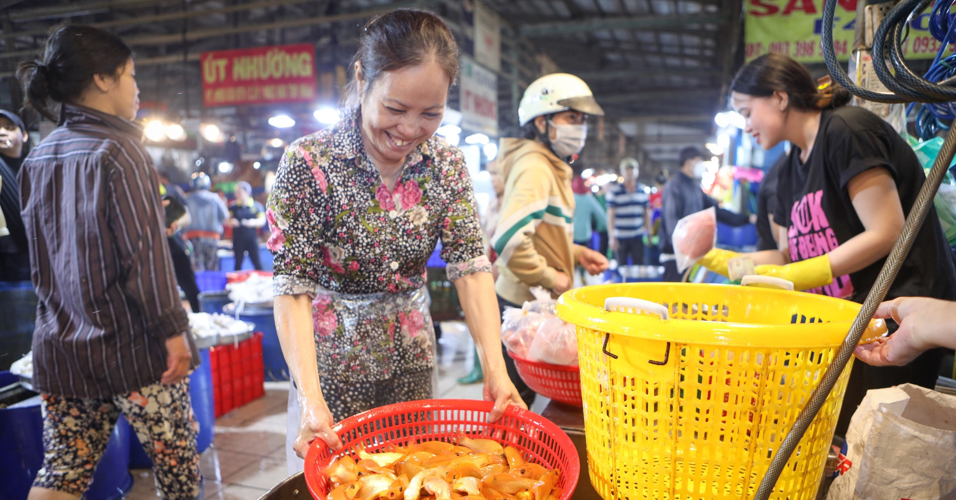 Red carp markets in Ho Chi Minh City bustling ahead of Kitchen Gods Day