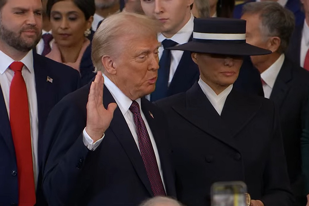 Trump tuyên thệ.jpg