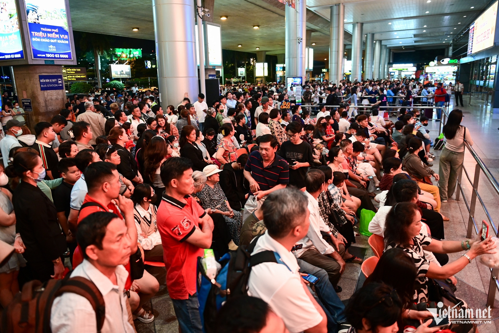 Emotional scenes at Tan Son Nhat as millions travel for the New Year