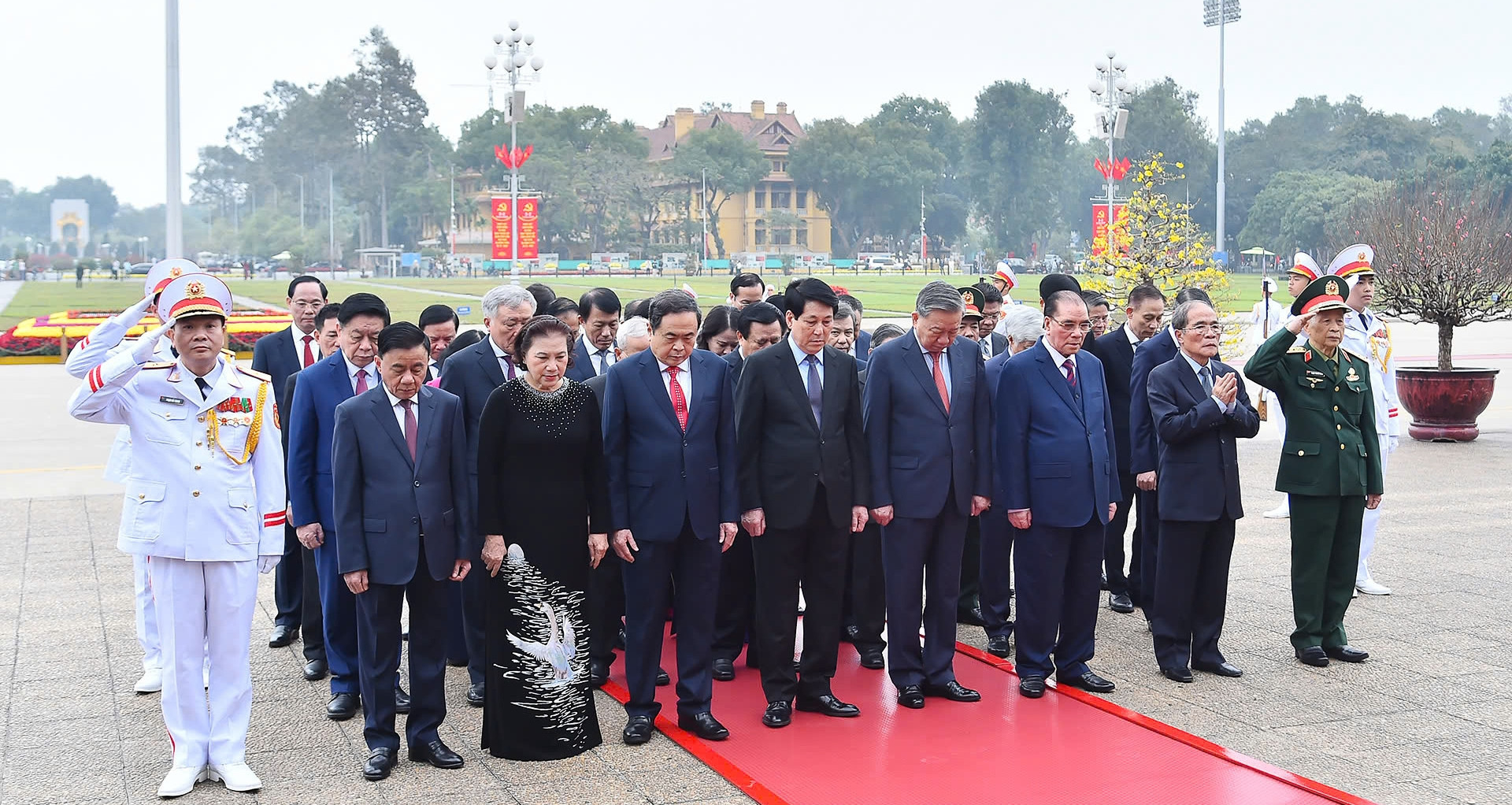 Party and state leaders honor President Ho Chi Minh during Lunar New Year