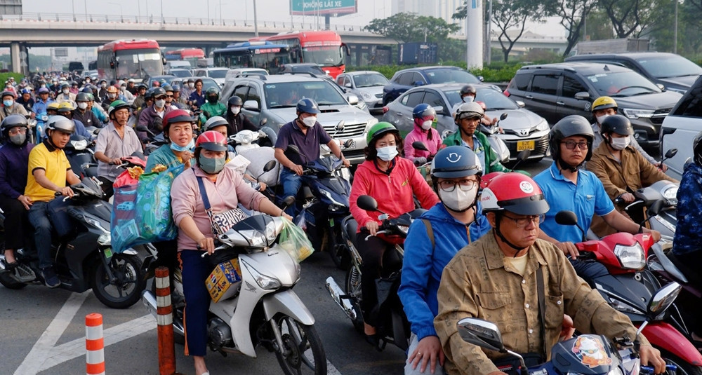 Congestion builds as residents leave Ho Chi Minh City for Lunar New Year