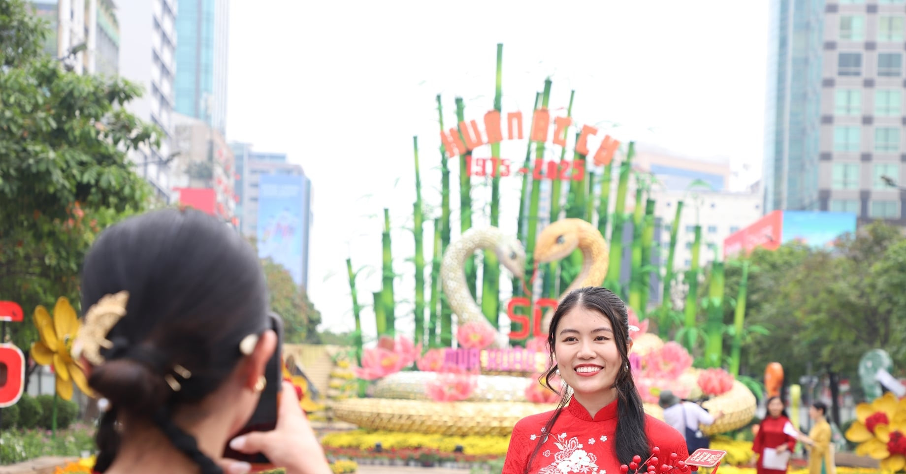 Giant snake mascots steal the show at Nguyen Hue Flower Street 2025