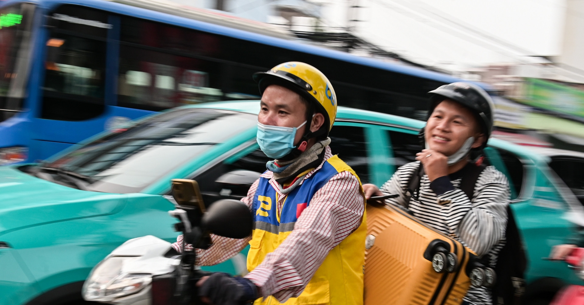 Tet exodus begins: Motorbikes, buses, and flights packed with holiday travelers