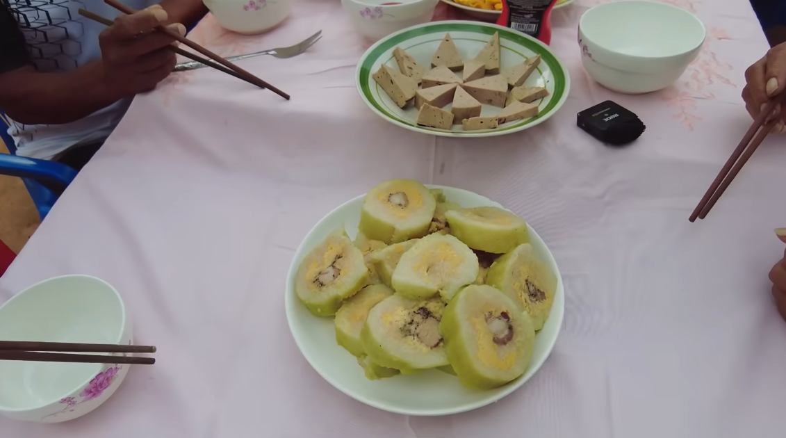 nguoi chau Phi an banh tet Viet Nam 0.png