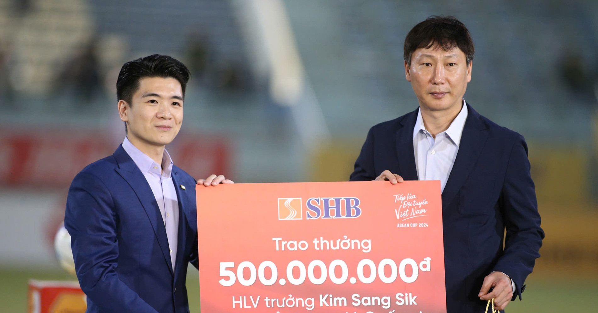 Coach Kim Sang Sik receives $20,000 Tet bonus after Vietnam’s historic win