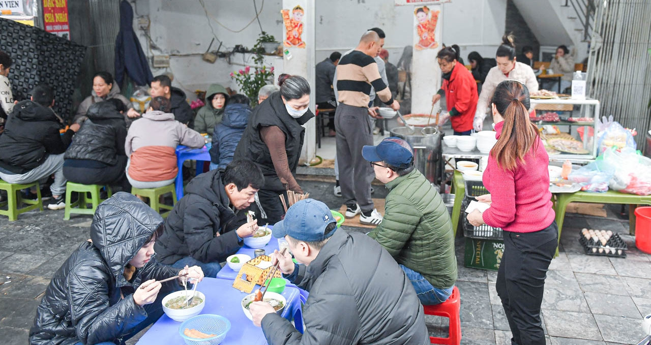 Hanoi’s beloved pho shop draws crowds with 70-year-old family recipe